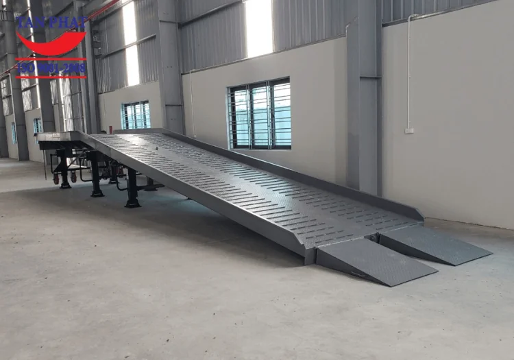 Cầu dẫn có khả năng chịu tải 12 tấn, dài 13m, sử dụng 6 chân chống Fuwa