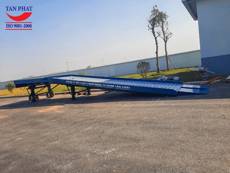Hình ảnh tổng quan cầu dẫn xe nâng lên container 10 tấn tiêu chuẩn do Tân Phát thực hiện