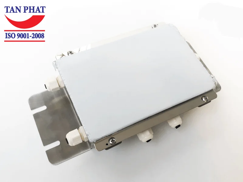 Chất liệu vỏ hộp nối 8 loadcell là inox không gỉ, đảm bảo thời gian sử dụng lâu dài, ổn định. Bên cạnh đó, hộp nối cũng được đóng kín với gói chống ẩm bên trong để bảo vệ bảng mạch khỏi sự tác động của độ ẩm bên ngoài.
