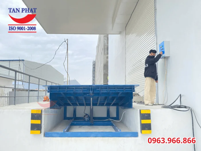 Sàn nâng sử dụng 1 xilanh bàn nâng và 1 xilanh lưỡi lip