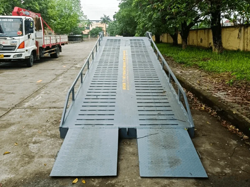 Cầu dẫn xe nâng lên container