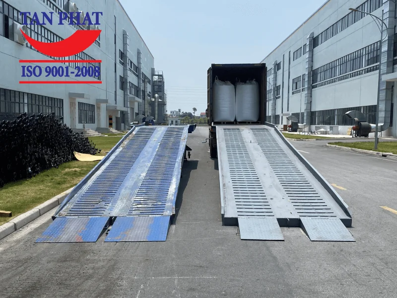 Các yếu tố ảnh hưởng đến giá cầu dẫn xe nâng lên container