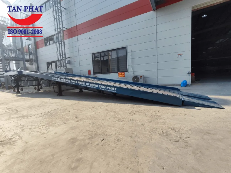 Các yếu tố ảnh hưởng đến giá cầu dẫn xe nâng lên container